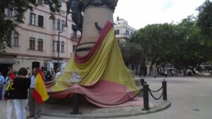 Imagen del despliegue de la bandera nacional