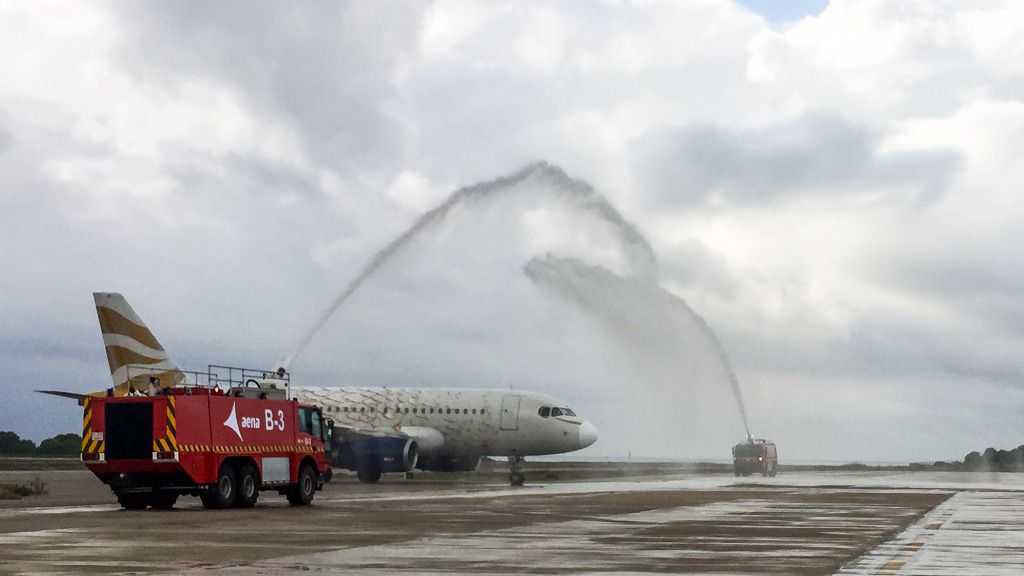 avion arco agua aeropuerto