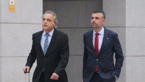 Santi Vila y su abogado este jueves en la Audiencia Nacional