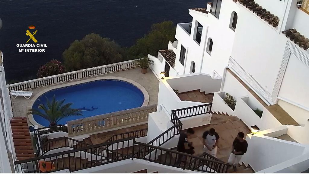 Imagen difundida por la Guardia Civil de dos atracadores