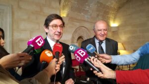 Ignacio Goirigolzarri atiende a los periodistas en el Consolat de Mar