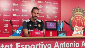 Imagen del entrenador bermell&oacute;n, Vicente Moreno