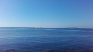 mar en calma sol buen tiempo