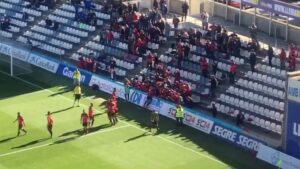 Los jugadores han celebrado el segundo gol con los aficionados
