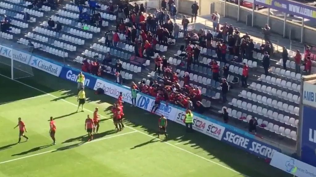 Los jugadores han celebrado el segundo gol con los aficionados