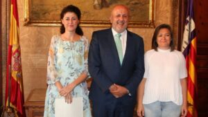 Troya (izquierda) con el presidente Ensenyat y la consellera Garrido
