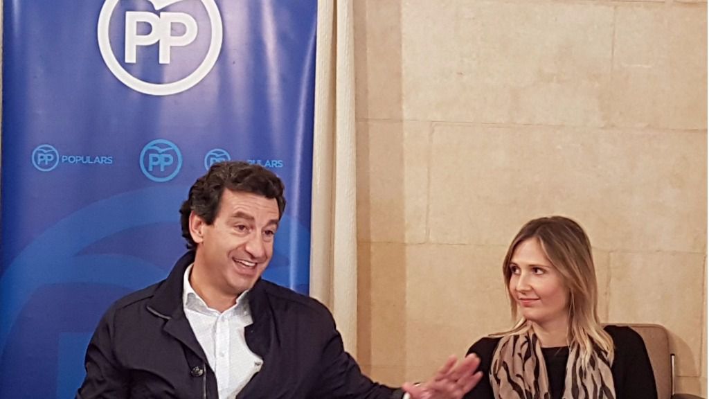 Company junto a Maria Agnès Sampol del PP en Porreres