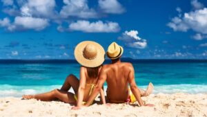 playa pareja vacaciones