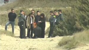 El condenado (de rodillas) en la reconstrucci&oacute;n del asesinato con la Guardia Civil