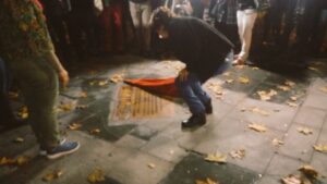 En plaza Espa&ntilde;a se encuentra una placa que rememora aquel hecho