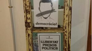 Carteles independentistas en Alar&oacute;