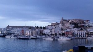 Dalt Vila con nubes