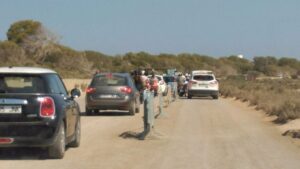 Las colas en el acceso al Parque Natural de Ses Salines son habituales