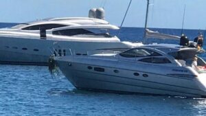 yate posidonia en el ancla