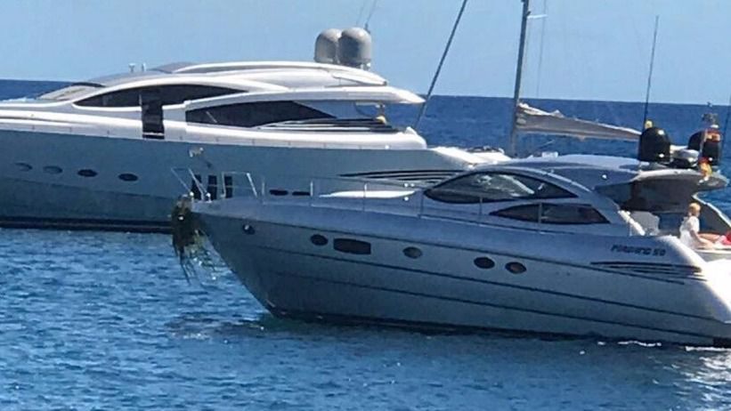 yate posidonia en el ancla