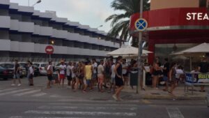 playa den bossa turistas