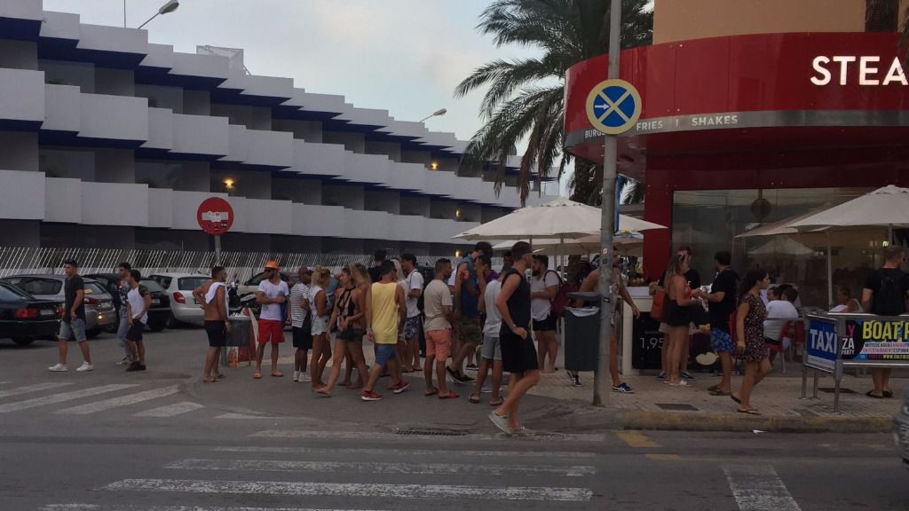 playa den bossa turistas