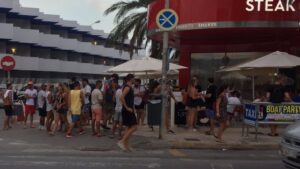 playa den bossa turistas