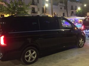 furgonetas negras en el puerto