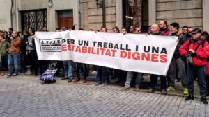 Polic&iacute;as interinos se han manifestado frente al Parlament