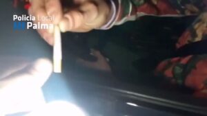 Un conductor entrega un "porro" durante un control en Palma