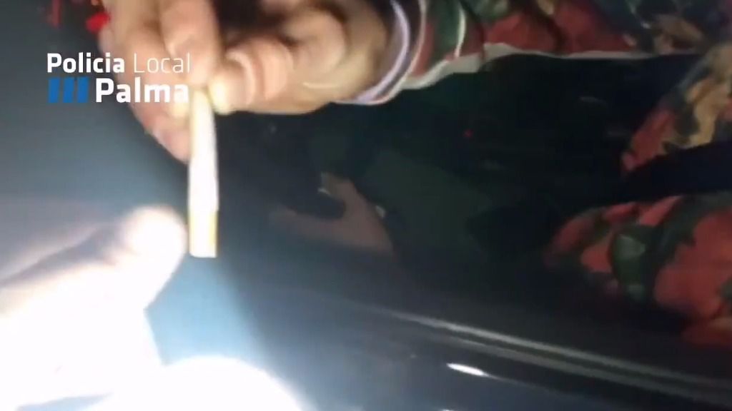 Un conductor entrega un "porro" durante un control en Palma