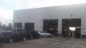 Coches esperando para pasar la ITV