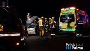 Imagen de la ambulancia y la Polic&iacute;a Local de Palma en el accidente