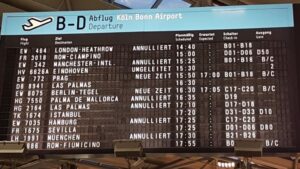 Panel de vuelos del aeropuerto de Colonia