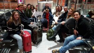 Un grupo de mallorquines espera embarcar de regreso