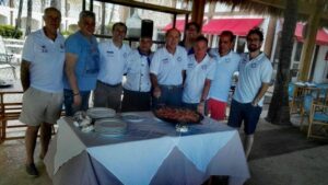 Barcel&oacute; junto al resto de miembros de la expedici&oacute;n de Canal 4 al Caribe