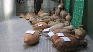 Imagen de las &aacute;nforas incautadas