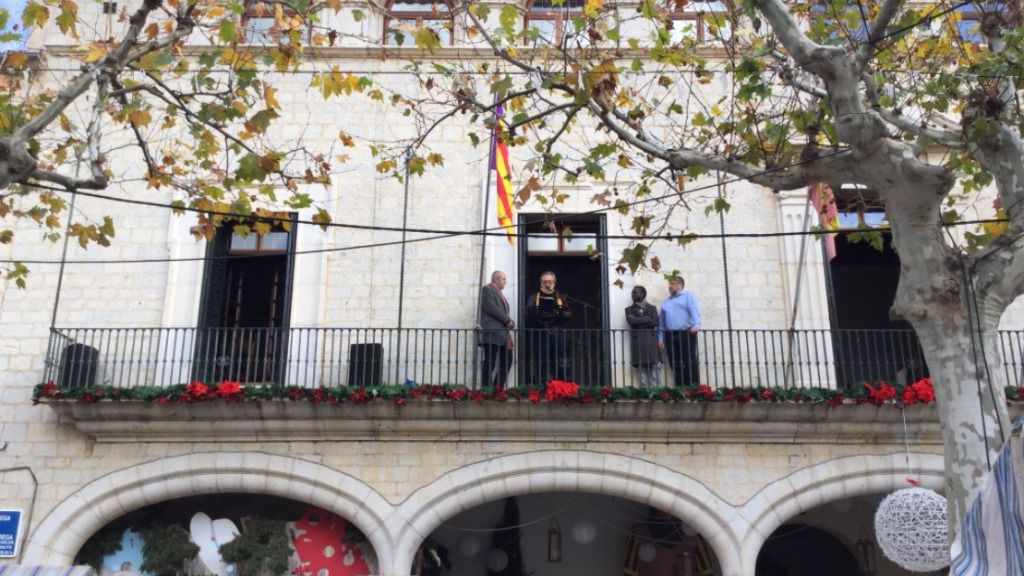 Garrido, Ensenyat y Balboa en el balcón del Ayuntamiento de Alaró