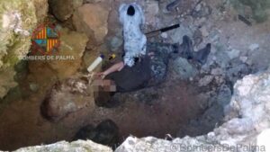 Imagen del hombre en el interior de la cueva