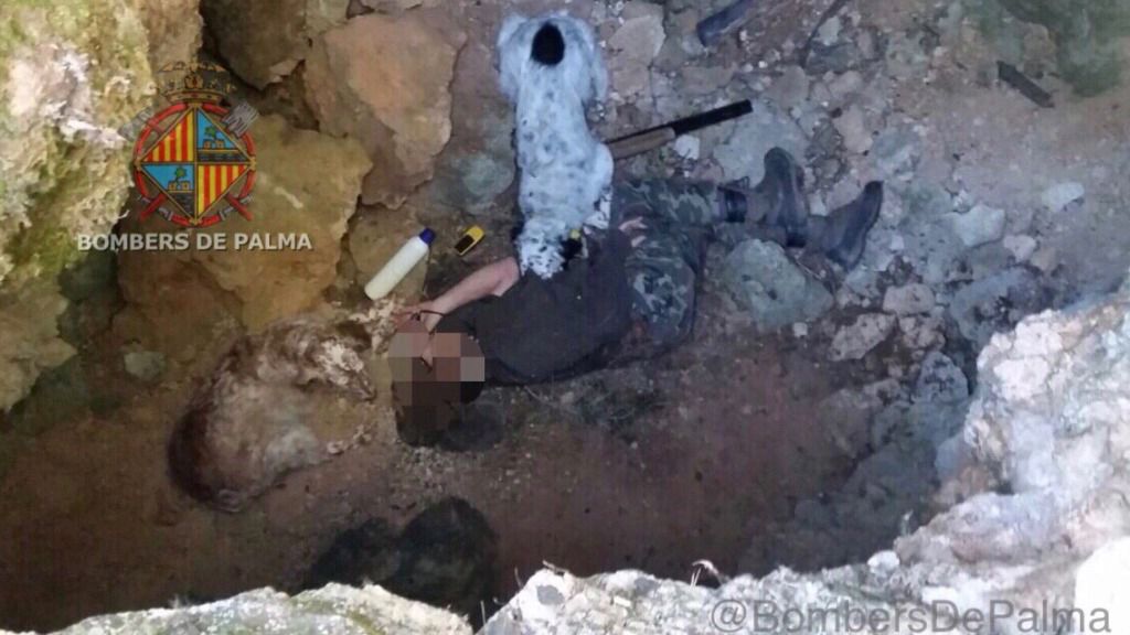Imagen del hombre en el interior de la cueva