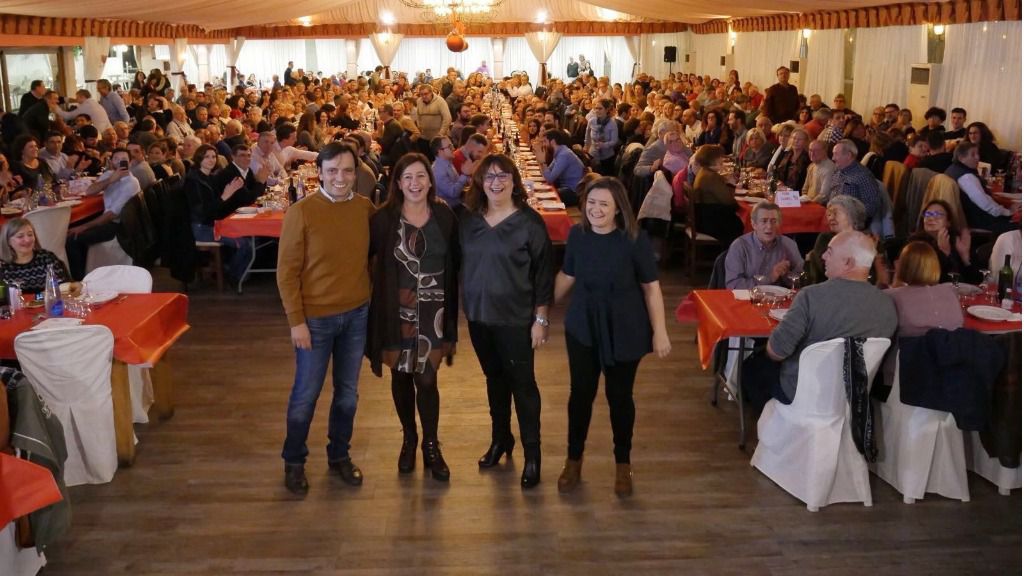 Imagen de la cena de Navidad socialista encabezada por Francina Armengol