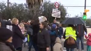 Vecinos manifest&aacute;ndose junto a Sa Creu de Establiments