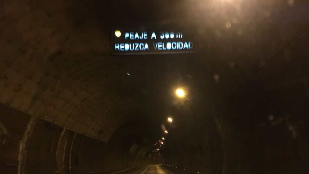 Luces indicadoras del peaje en el interior del túnel