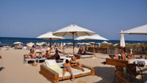 playa es cavallet el chiringuito hamacas