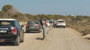La afluencia de veh&iacute;culos a la isla provoca problemas