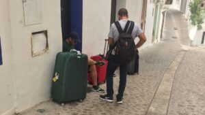 turistas maletas casa