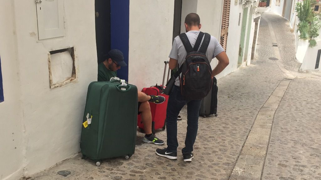 turistas maletas casa