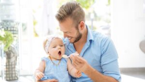 padre bebe permiso paternidad