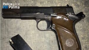 La pistola es una Llama de 9 mm