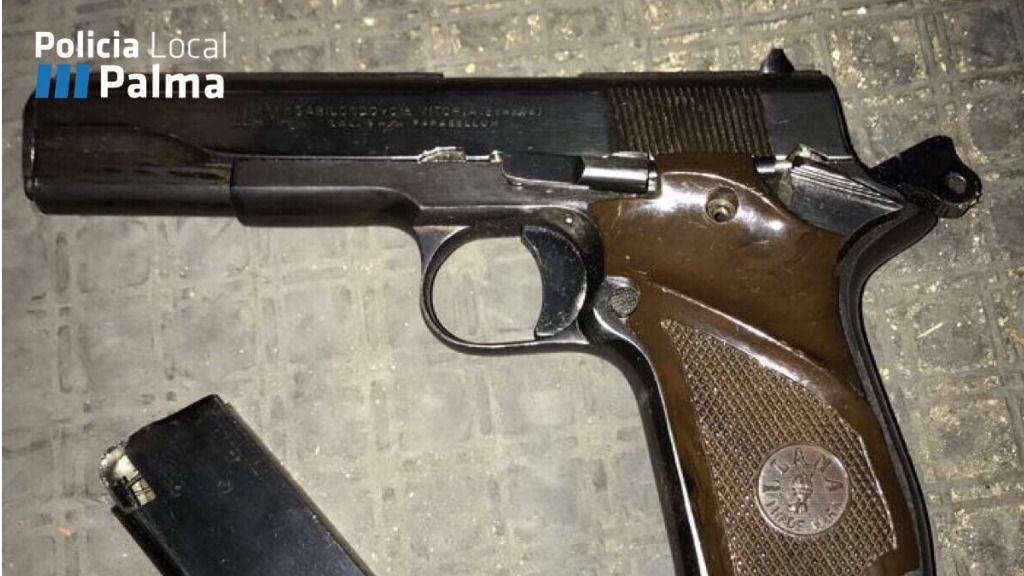 La pistola es una Llama de 9 mm