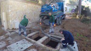 Operarios de Calvi&agrave; 2000 trabajan en una estaci&oacute;n de bombeo
