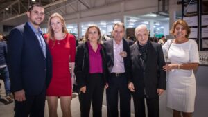 El fundador del grupo junto a su familia y accionistas