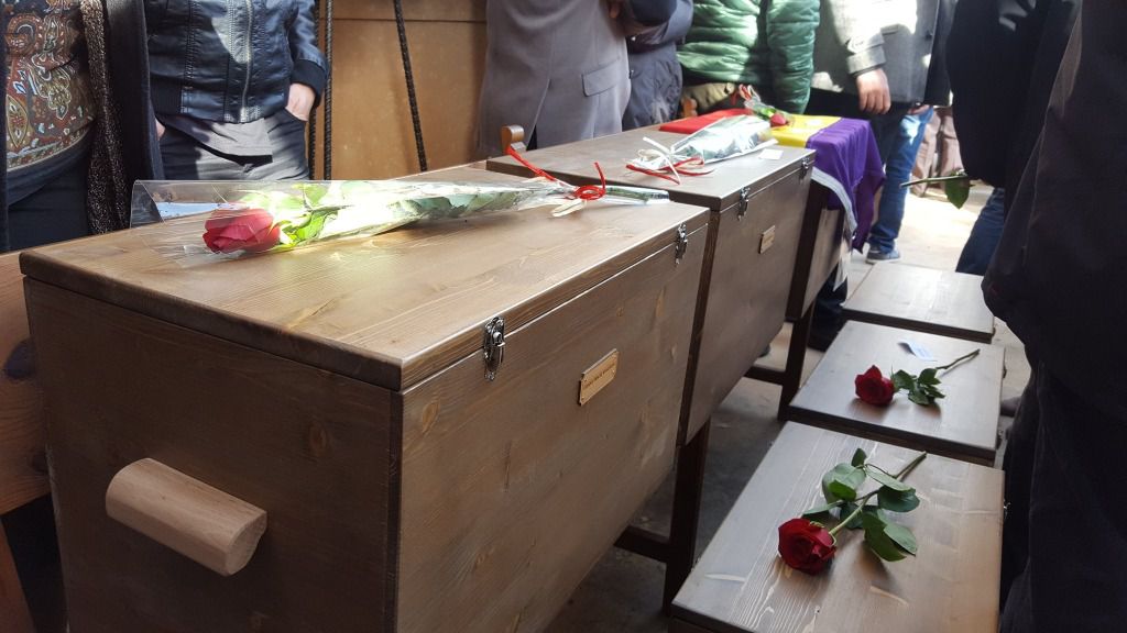 Acto de entrega de los restos a los familiares