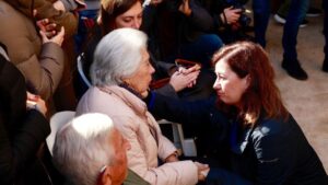 La presidenta, Francina Armengol, con una de las familiares de las 14 v&iacute;ctimas