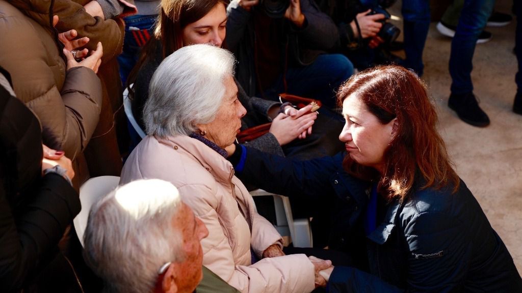 La presidenta, Francina Armengol, con una de las familiares de las 14 víctimas
